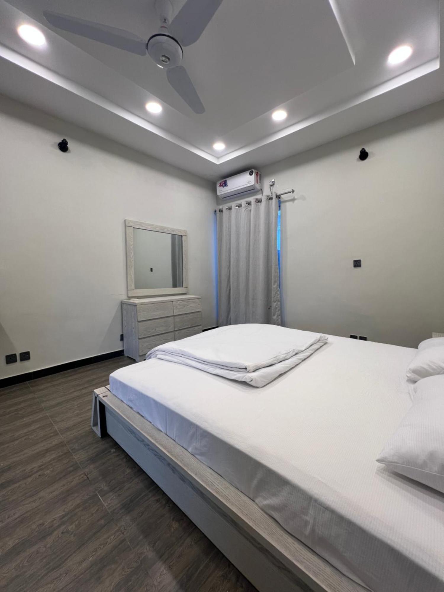 Deluxe King Room In Silverscape Residence Rawalpindi Exteriör bild