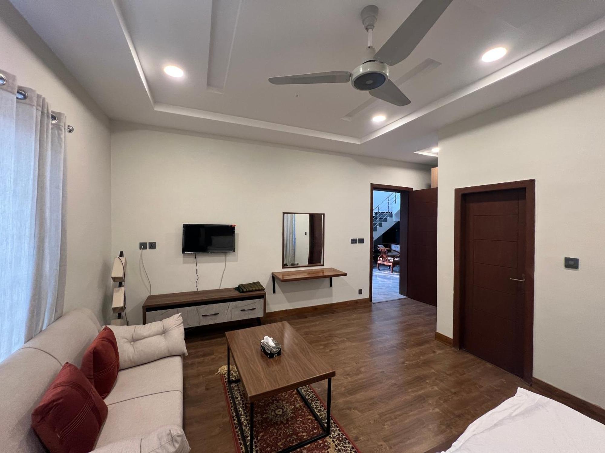 Deluxe King Room In Silverscape Residence Rawalpindi Exteriör bild