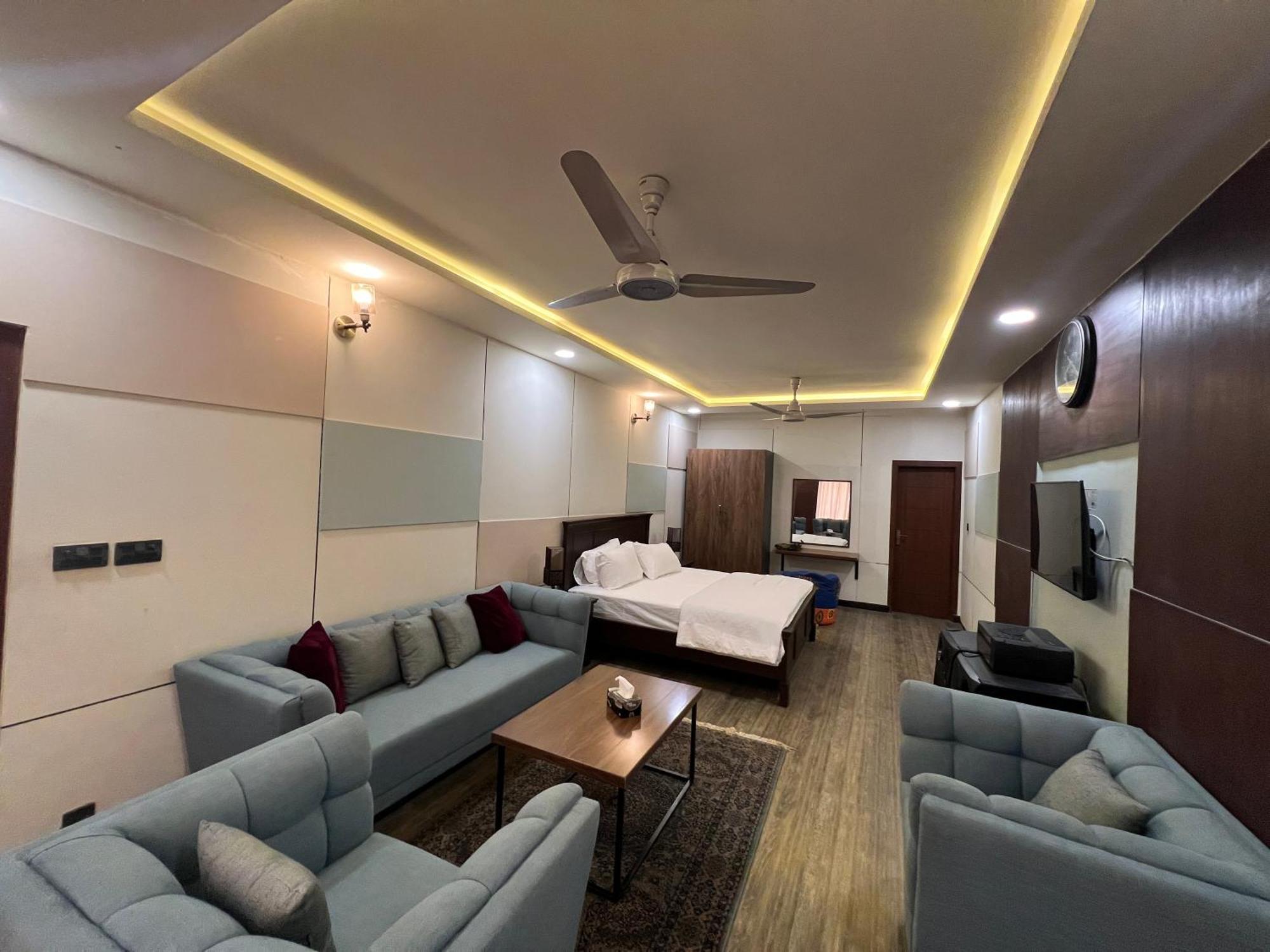 Deluxe King Room In Silverscape Residence Rawalpindi Exteriör bild