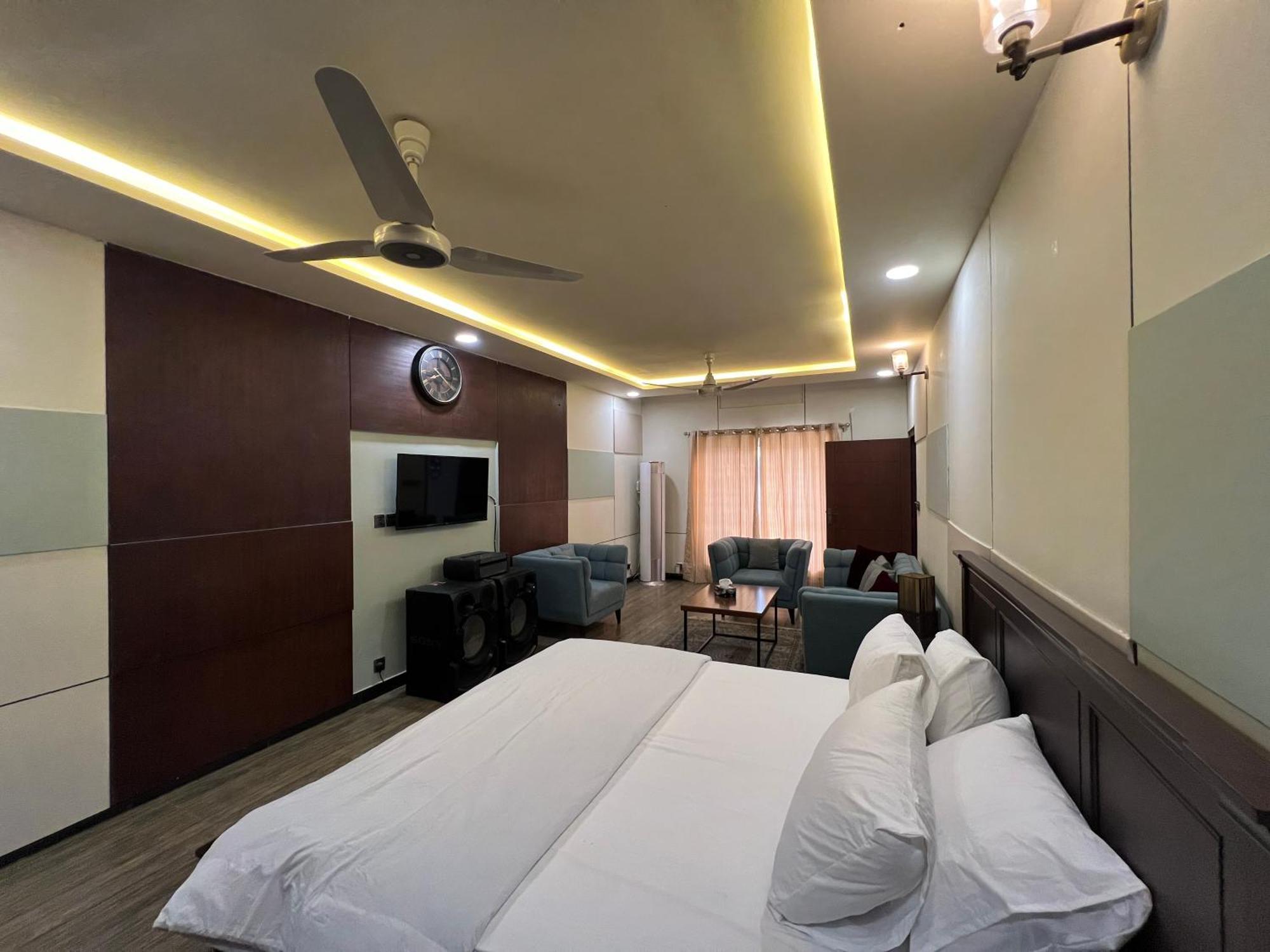 Deluxe King Room In Silverscape Residence Rawalpindi Exteriör bild