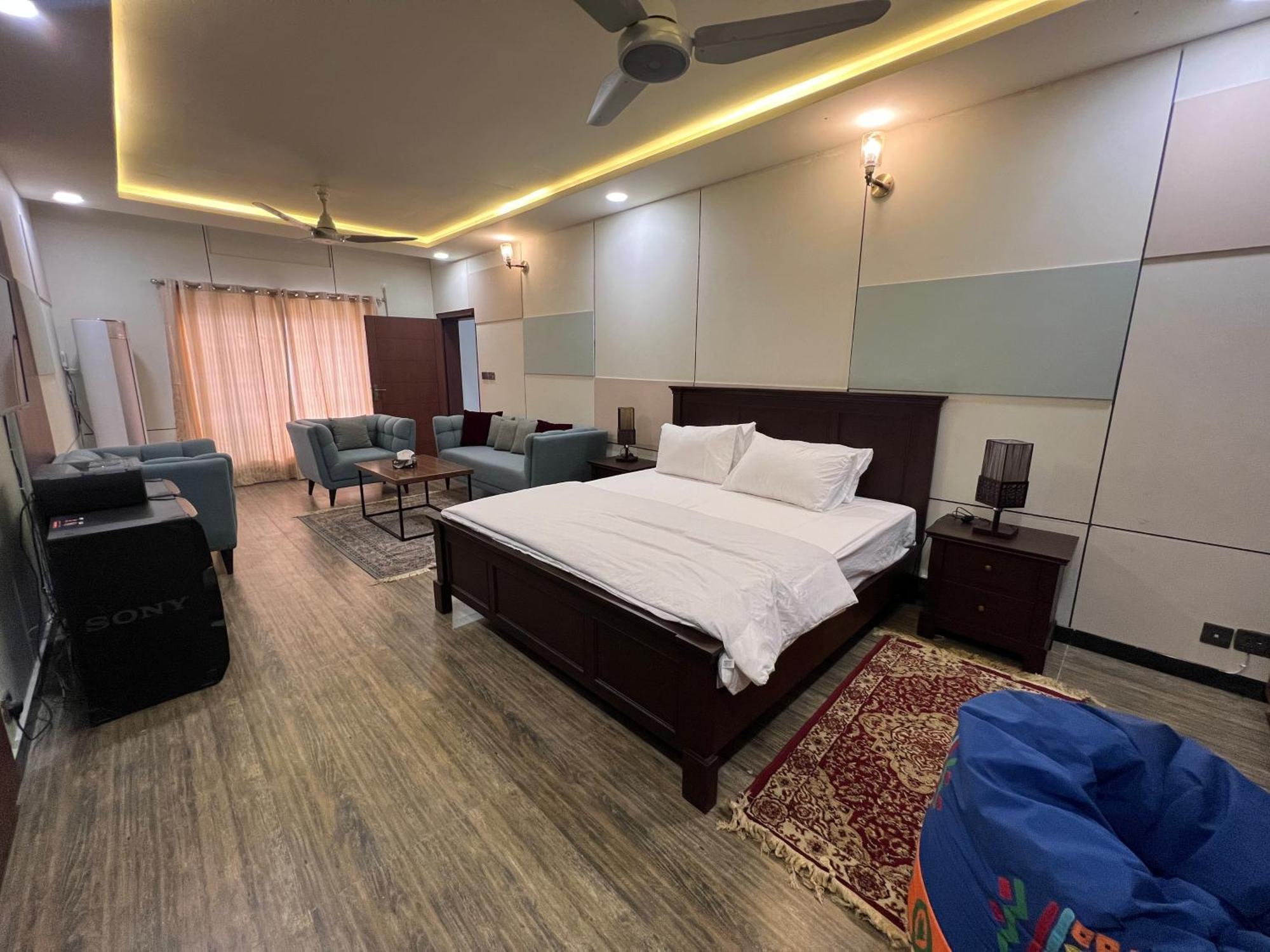 Deluxe King Room In Silverscape Residence Rawalpindi Exteriör bild