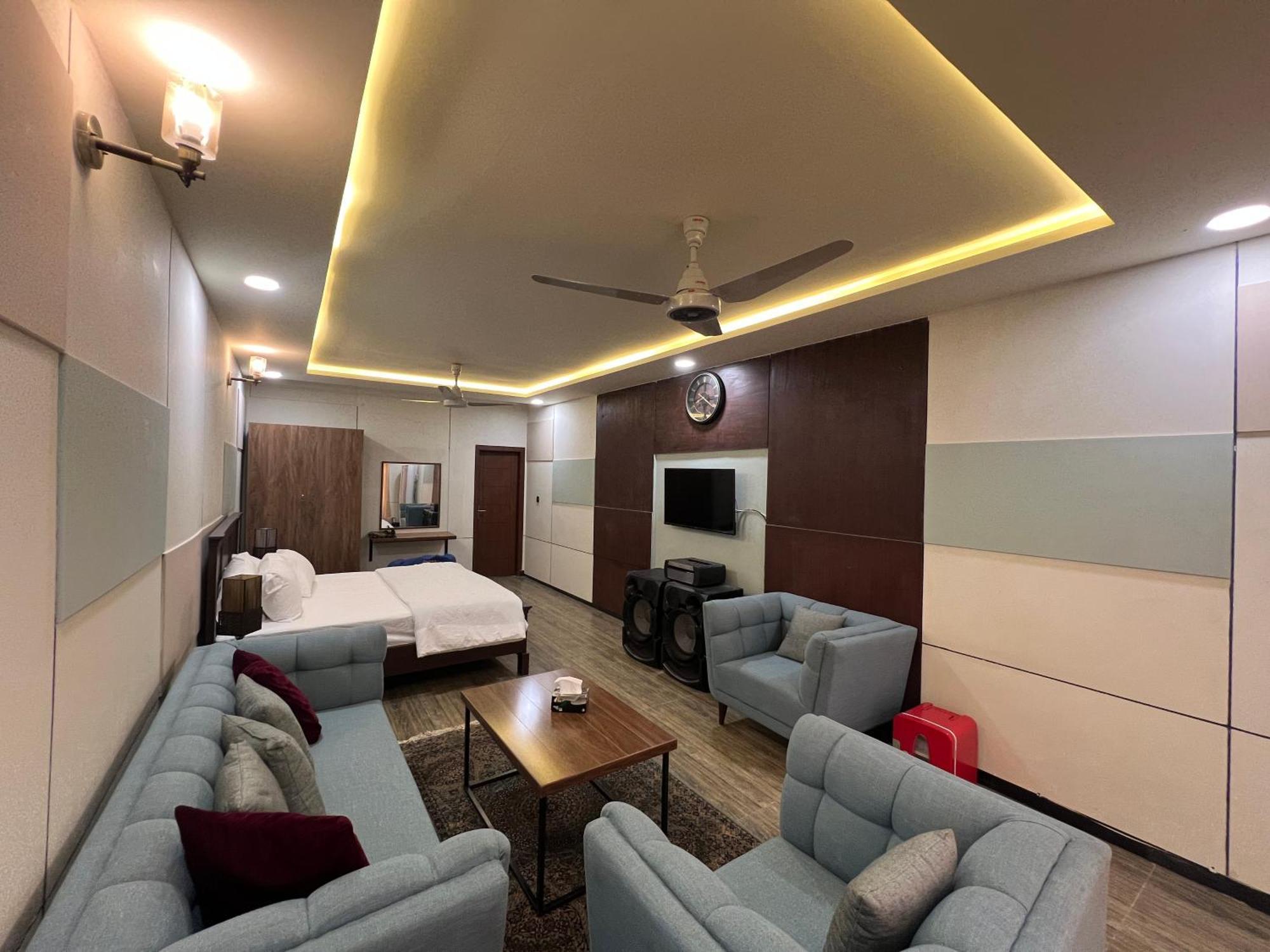 Deluxe King Room In Silverscape Residence Rawalpindi Exteriör bild