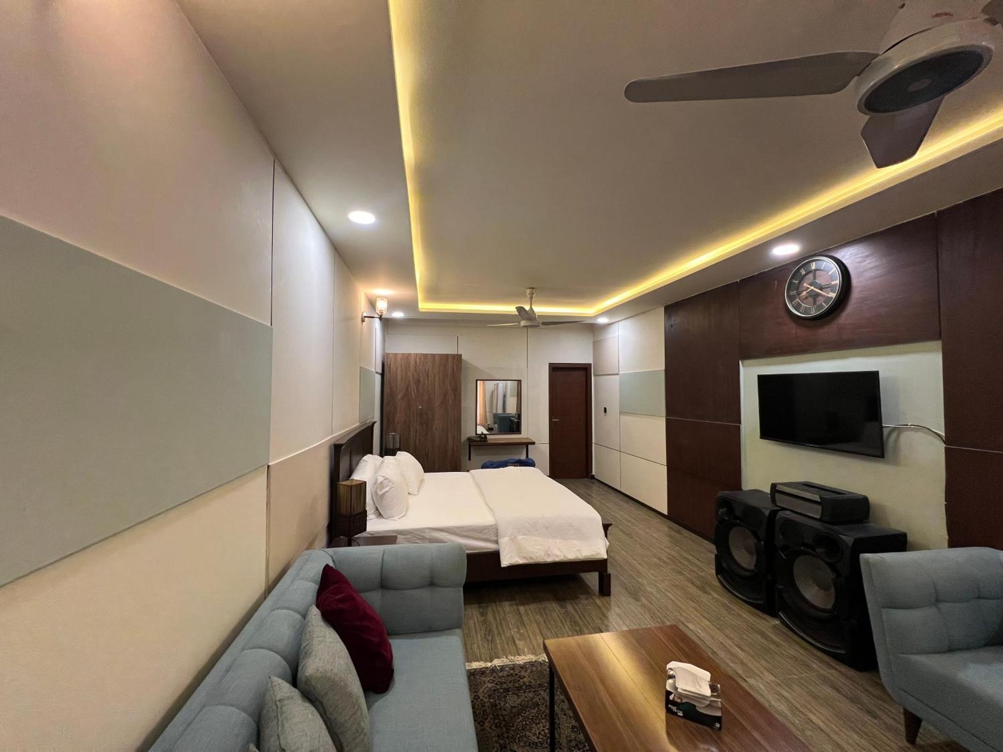 Deluxe King Room In Silverscape Residence Rawalpindi Exteriör bild