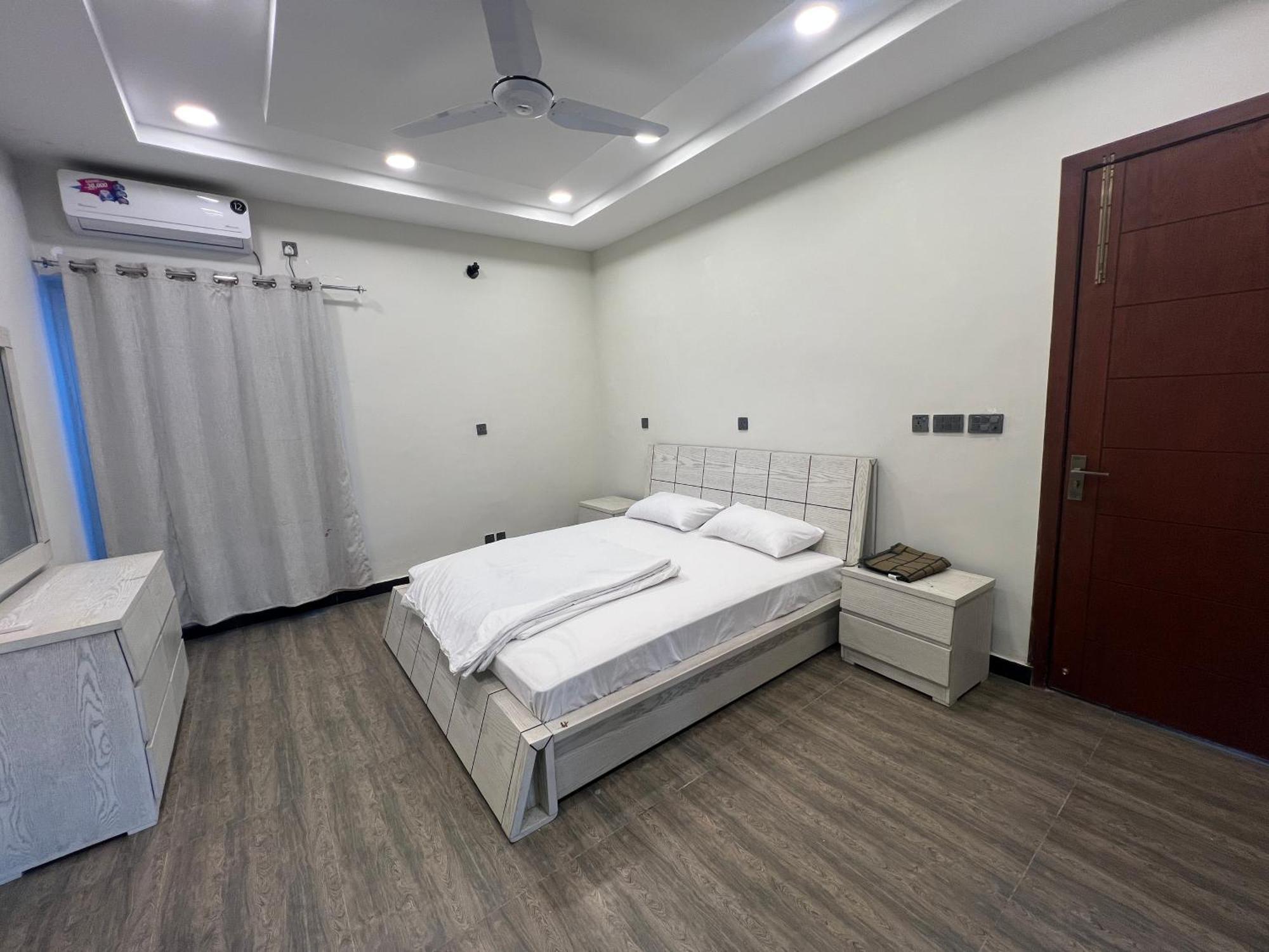 Deluxe King Room In Silverscape Residence Rawalpindi Exteriör bild