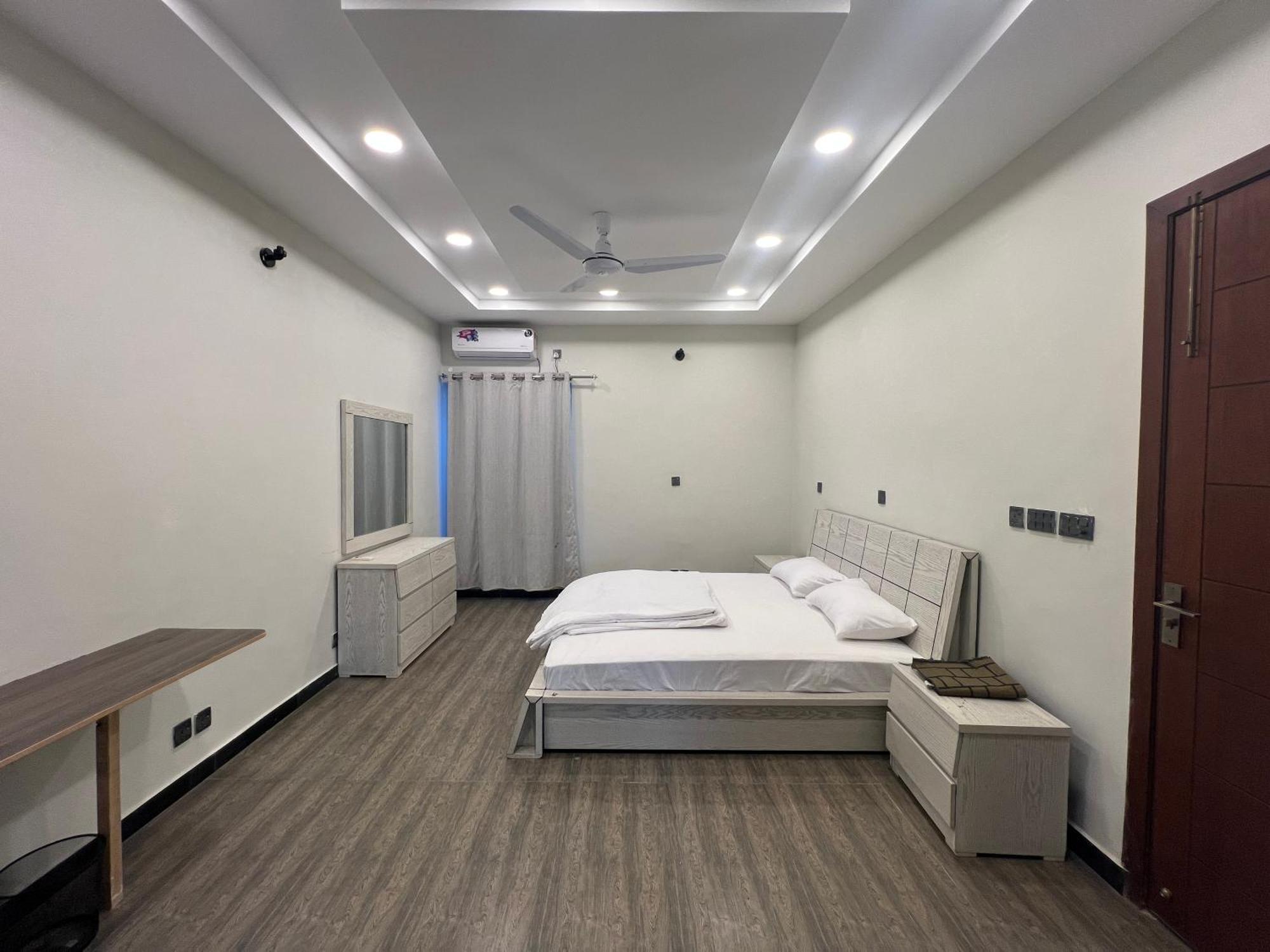 Deluxe King Room In Silverscape Residence Rawalpindi Exteriör bild
